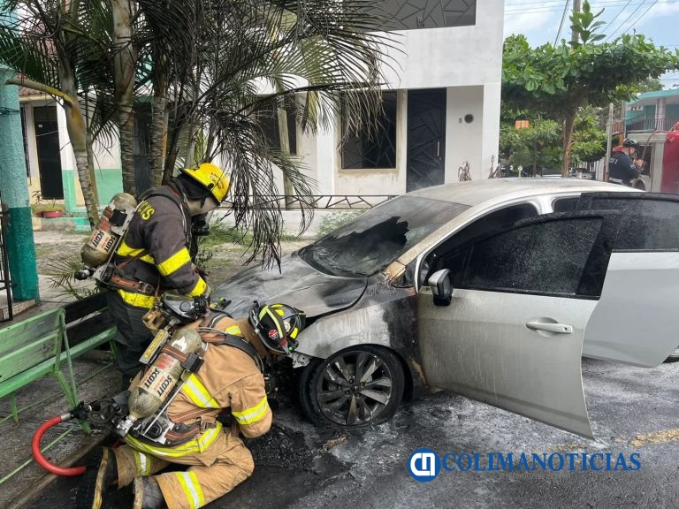 Controlan Bomberos de Colima incendio de un vehículo en El Mezcalito