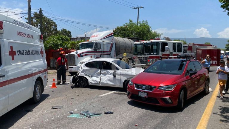 Tractocamión provoca carambola en la autopista Armería–Tecomán; hay cuatro lesionado