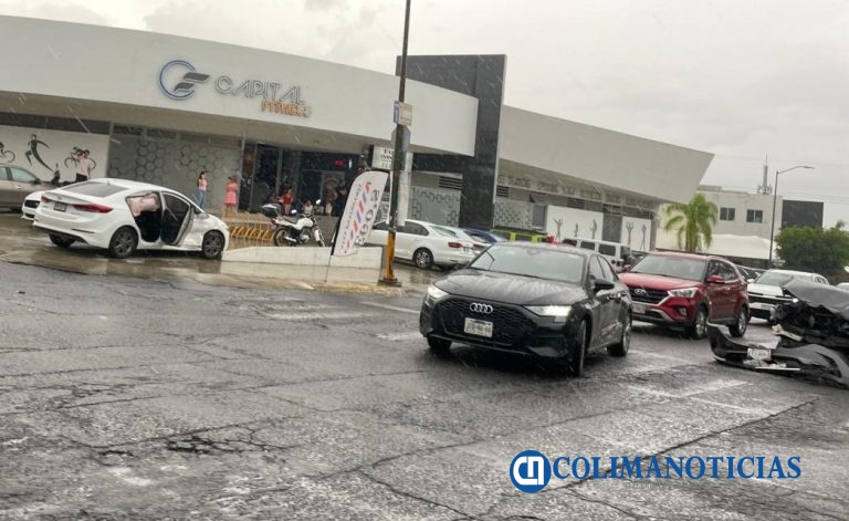 Accidente en el cruce de Av. Constitución esquina con Tercer Anillo, abajo del puente
