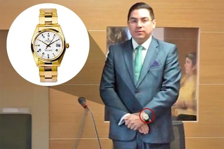 Funcionario de Aduanas declara relojes de lujo por 7.7 millones pese a sueldos públicos