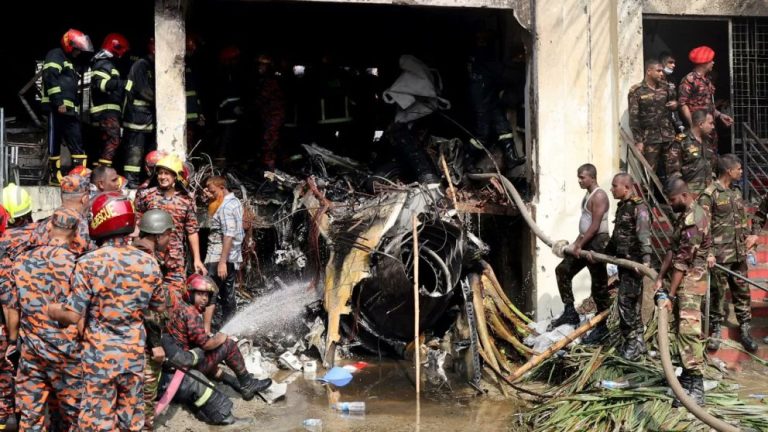 Avión militar se estrella contra una escuela en Bangladesh y deja al menos 19 muertos