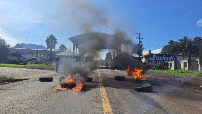 Bloqueo en la Carapan–Uruapan por conflicto en Cherán, Michoacán