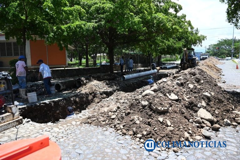 CIAPACOV sustituye 30 metros de línea de agua potable en La Cajita de Agua, Villa de Álvarez en beneficio de 18,500 habitantes