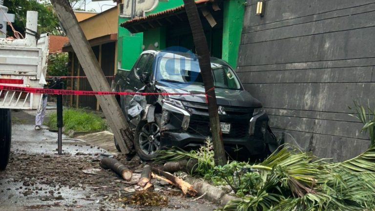 Se sube camioneta a la banqueta y ocasiona daños en la colonia Jardines Vista Hermosa