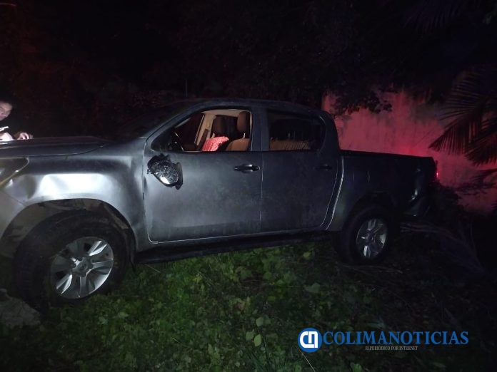 Camioneta pierde el control y sale de la carretera sobre la autopista Colima a Manzanillo (4)