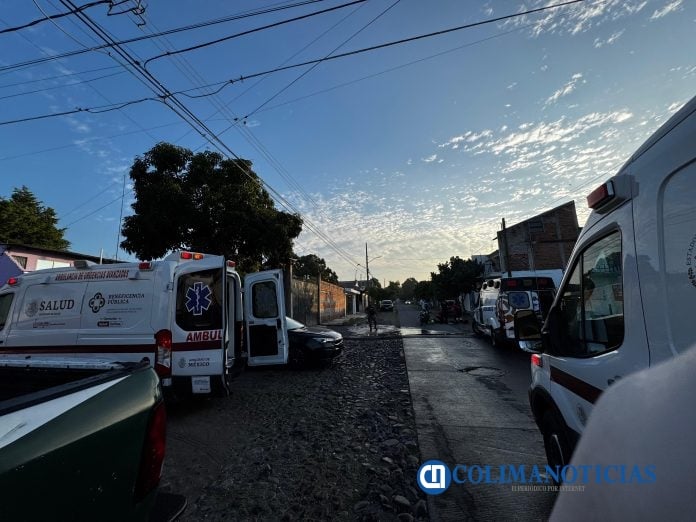 Chocan dos motocicletas contra una camioneta estacionada