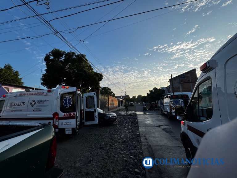 Chocan dos motocicletas contra una camioneta estacionada; hay cinco lesionados