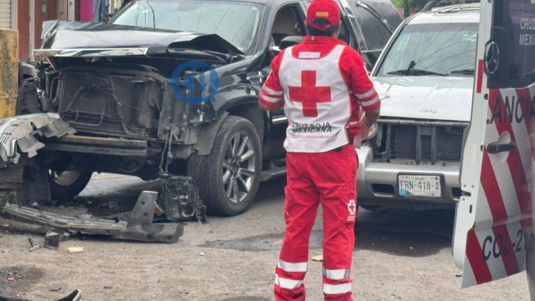 Choque entre Suburban de funeraria y camioneta Liberty deja un lesionado en Tecomán