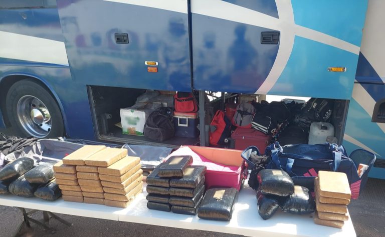 Detienen a 44 pasajeros de un autobús tras hallar droga oculta en sus maletas en Sonora