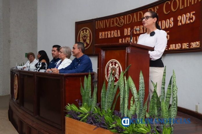 Entrega de certificados en el Bachillerato 5 de Tecomán_Ana