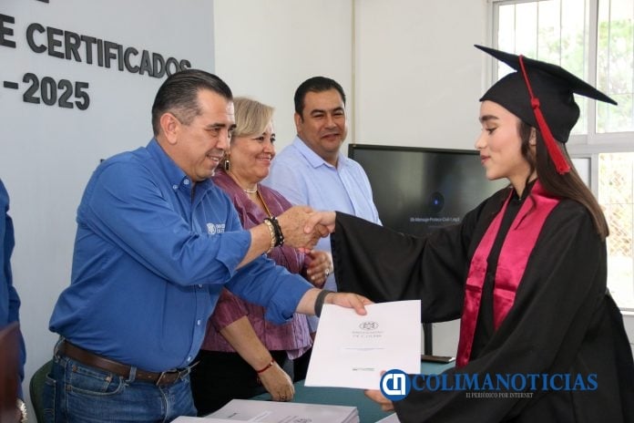 Entrega de certificados en los Bachilleratos 12 y 13 de Cuauhtémoc