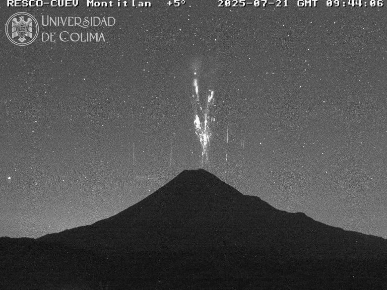 ”Espectro Rojo sobre el Volcán de Colima”