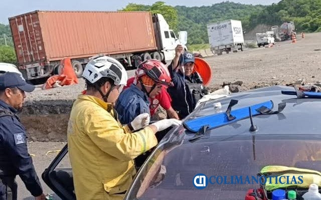 Femenina resulta lesionada en accidente por la autopista Manzanillo-Armería