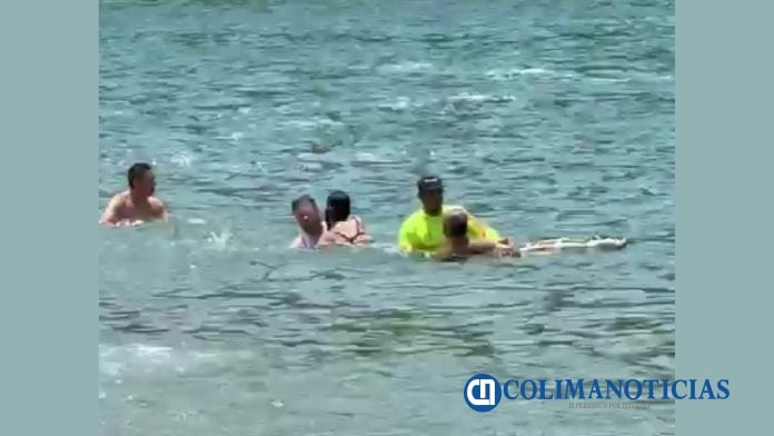 Guardavidas de UEPC Colima salvan a pareja de ahogarse, en Manzanillo