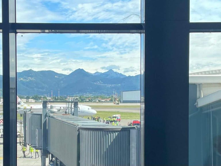Muere hombre tras ser succionado por el motor de un avión que estaba por despega en el Aeropuerto de Milán Bérgamo, Italia| Video