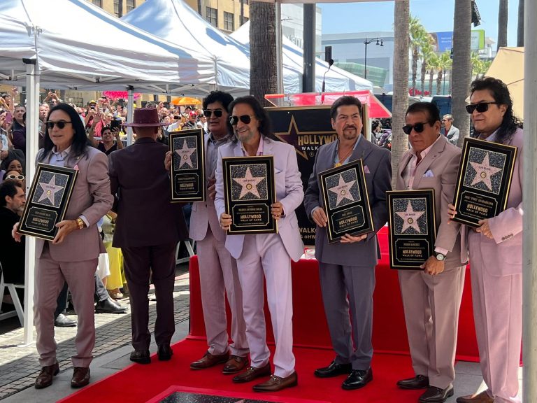 Los Bukis develan estrella en el Paseo de la Fama de Hollywood