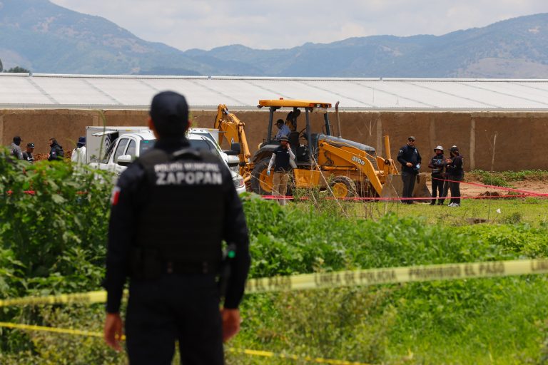 Suman 215 bolsas con restos humanos en mega fosa de Zapopan