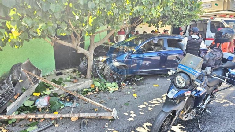 Muere hombre impactado por auto mientras podaba un árbol sobre la Torres Ortiz en Tecomán