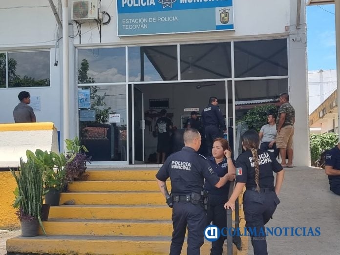 Policías de Tecomán protestan