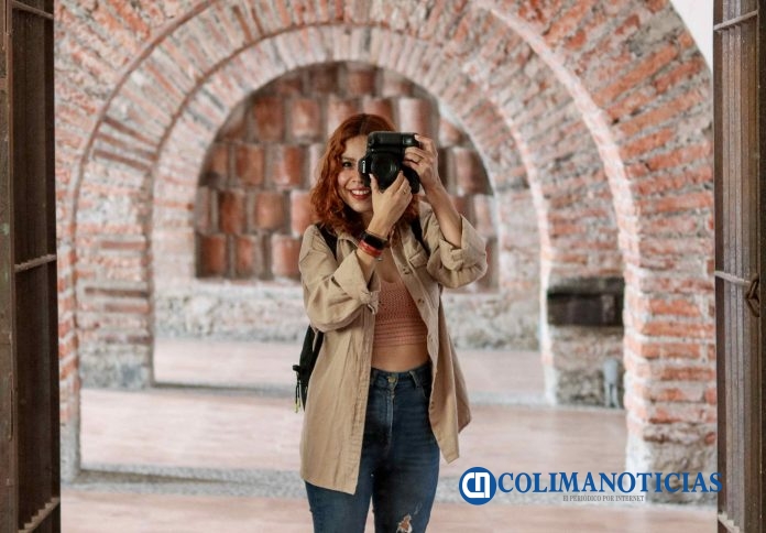 Premian a Perla Alejandra por fotografía sobre la vida en la costa colimense_Perla