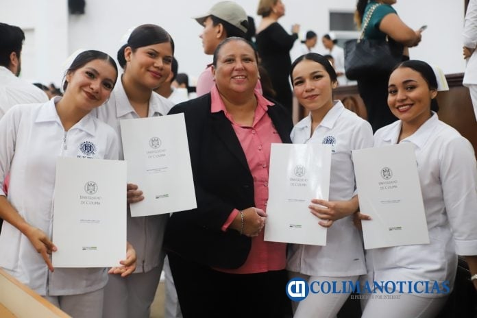 Reciben certificado estudiantes de Enfermería_a