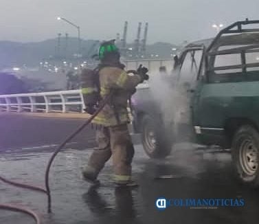 Se incendia camioneta en el puente vehicular del Barrio I del Valle de las Garzas