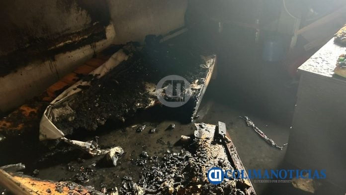 Se incendia vivienda en Villas del Sol en Tecomán; bombero rescata con vida a un perro