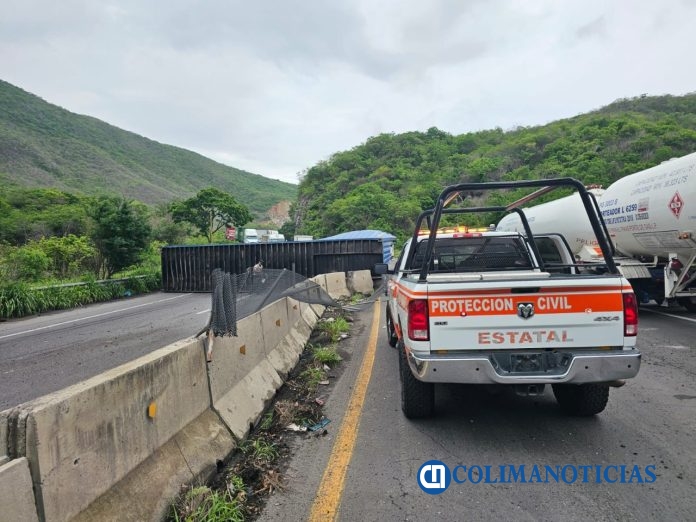 Se reporta accidente de tráiler en curva de La Salada en la autopista Manzanilo a Colima