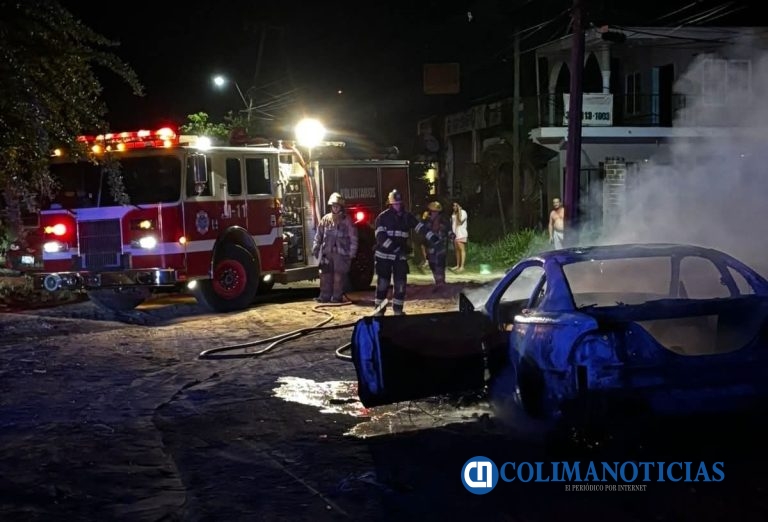Sofocan incendio de vehículo por la carretera Manzanillo-Cihuatlán