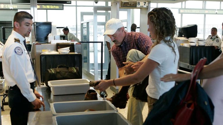 Pasajeros ya no se quitarán los zapatos en aeropuertos de EE.UU., informa la TSA