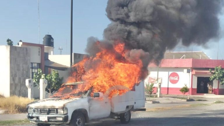 Incendio de camioneta Nissan por falla mecánica en Tecomán