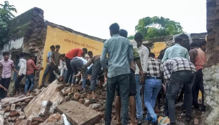 Derrumbe de techo en escuela en India deja al menos siete fallecidos