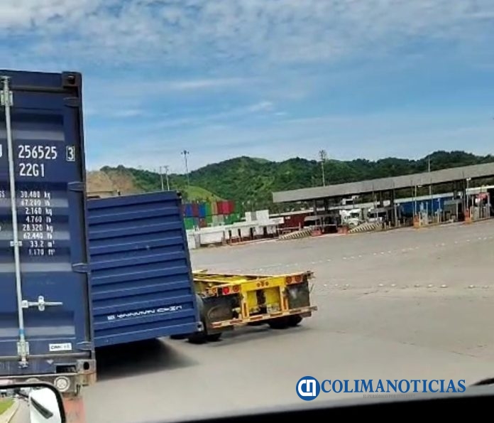 Tráiler pierde su carga en la entrada al puerto de Manzanillo