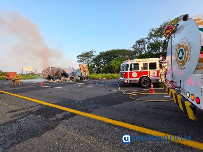 UEPC Colima y PC Cuauhtémoc sofocan incendio en autopista Colima-Guadalajara