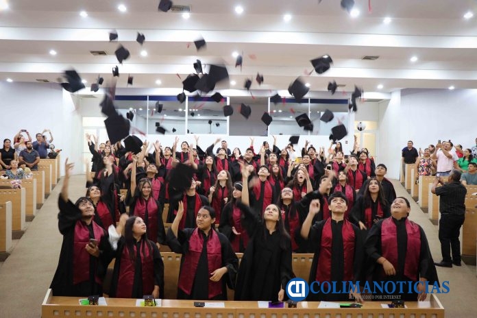 UdeC entrega 55 certificados a egresados del Bachillerato 14, en Manzanillo (1)
