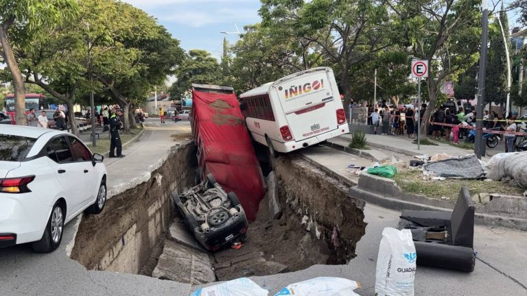 ¡Impactante! Un socavón gigante se abre en Guadalajara