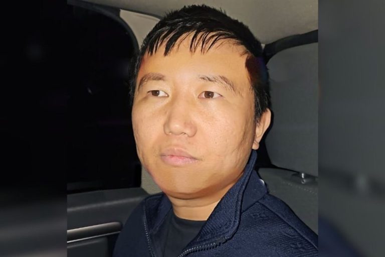 Zhi Dong Zhang se fuga de prisión domiciliaria