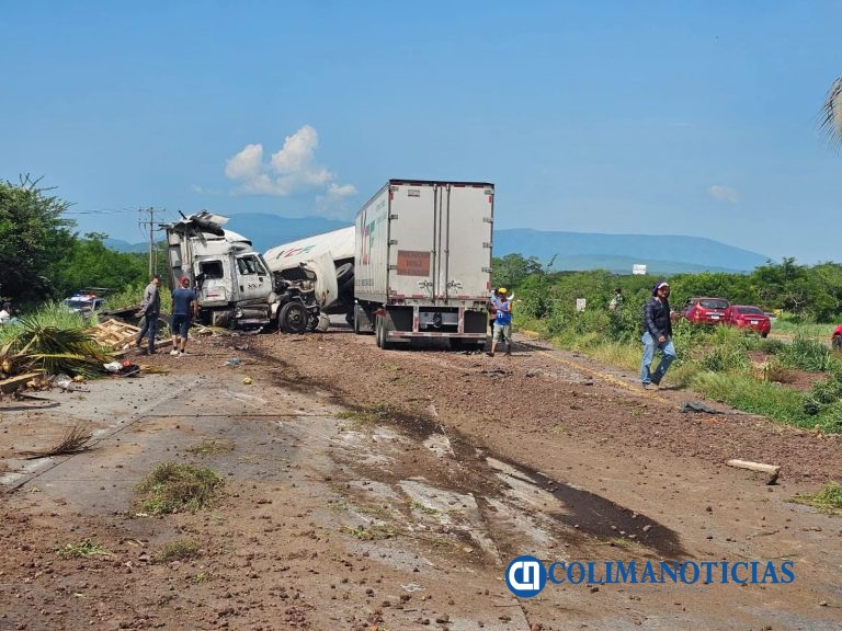 Tráiler invade el carril y choca contra varios vehículos sobre el libramiento Ejercito Mexicano en Colima