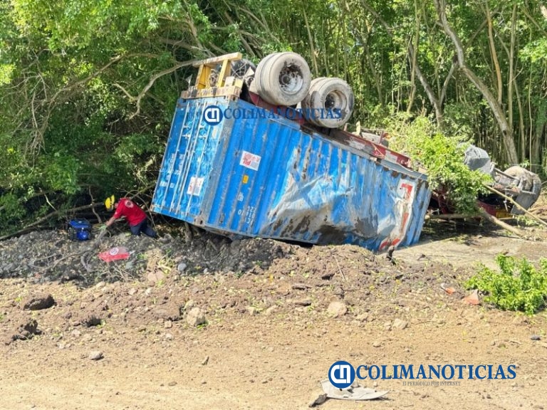 Operador de tráiler queda prensado tras volcar en la autopista Manzanillo-Colima