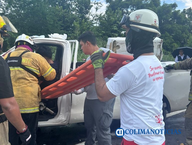 Pareja resulta prensada tras ser impactada por un tráiler en la autopista Colima–Manzanillo