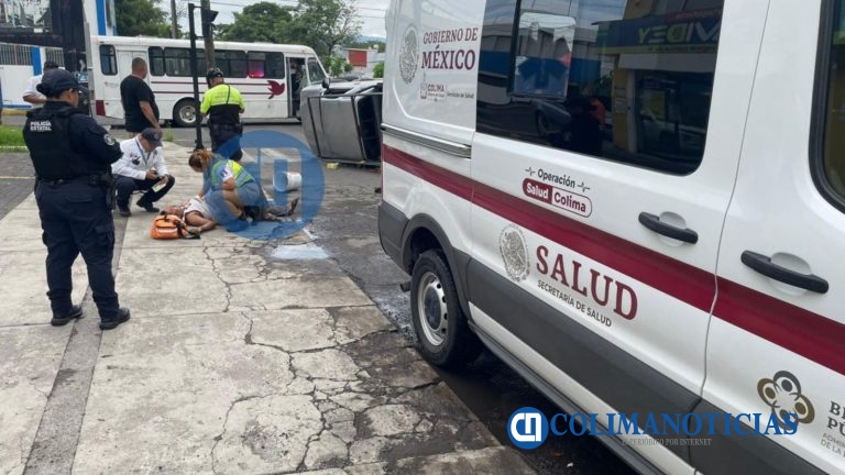 Se vuelca camioneta tras choque contra un camión urbano, cerca del colegio Fray Pedro de Gante en Colima; hubo un lesionado