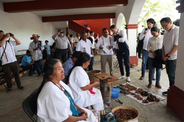 Representante de Adidas ofrece disculpa pública a la comunidad de Yalalag, Oaxaca