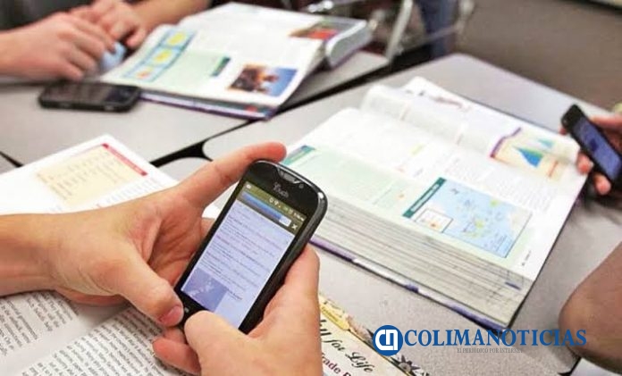Adiós celulares en las aulas en Colima