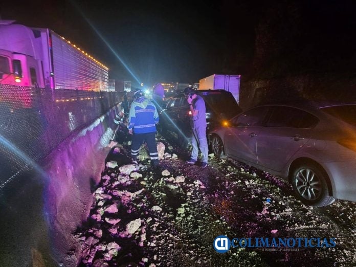 Cae material en la carretera Colima a Manzanillo en el tramo de la Salada (2)