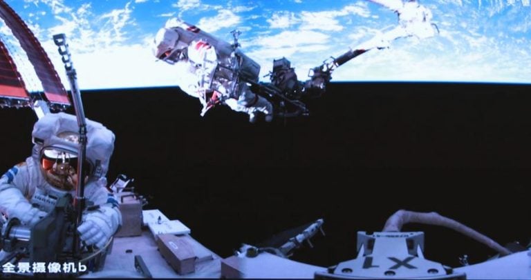 Astronautas chinos completan su tercera caminata espacial en la misión Shenzhou-20