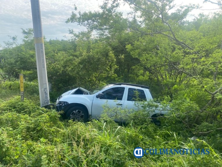 Choca camioneta contra un poste en Loma de Fátima; Dos lesionados