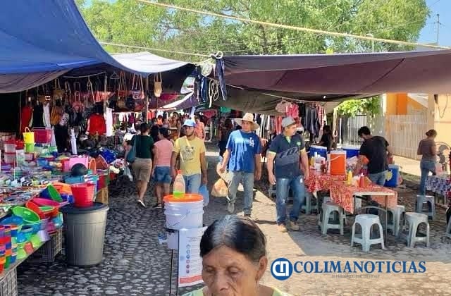 Crece interés ciudadano por emprender en tianguis de Tecomán