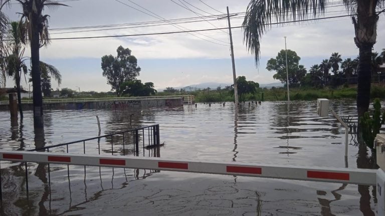 Fuertes lluvias de esta mañana azotaron el Área Metropolitana de Guadalajara, dejando inundaciones severas