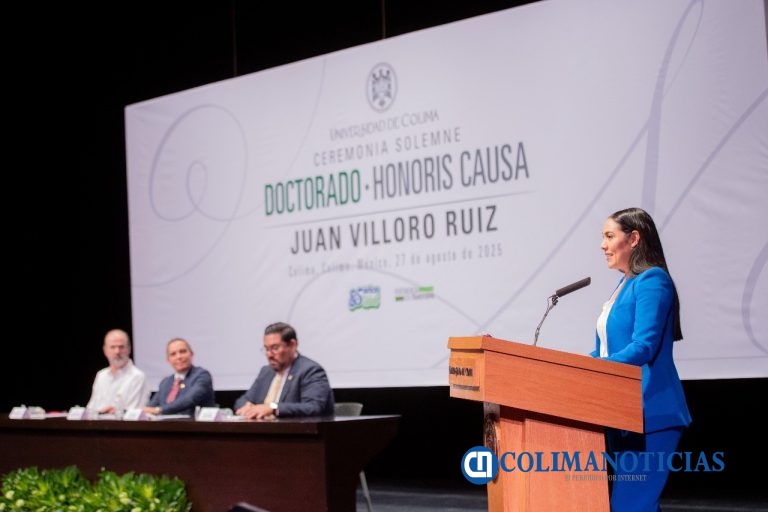 Gobernadora de Colima atestigua entrega de Doctorado Honoris Causa a Juan Villoro en la UdeC