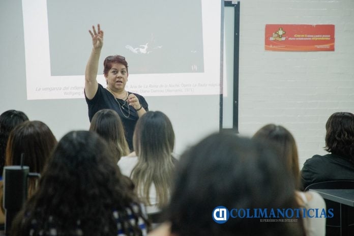 Imparte UdeC microcharlas de artes